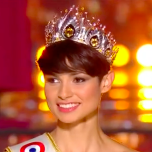 "Oui après je pense que je ne suis pas qu'une coupe de cheveux donc à un moment on parlera d'autres choses"
Capture de l'élection de Miss France 2024 diffusée sur TF1