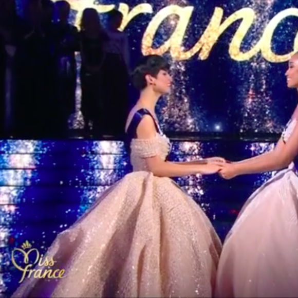 "Je pense qu'il me faudrait un peu plus de temps pour prendre conscience de l'écharpe"
Capture de l'élection de Miss France 2024 diffusée sur TF1 le samedi 16 décembre 2023