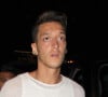 "Arsenal Football Club a plus de 25 ans... alors pourquoi devrait-il le connaître ?", a rétorqué Mesut Ozil

Mesut Özil - People au club Bootsy Bellows à Los Angeles le 16 juin 2015.