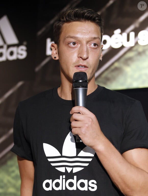 Mesut Ozil, nouvelle egerie de la marque Adidas, a la boutique Adidas du stade Santiago Bernabeu a Madrid le 28/08/2013