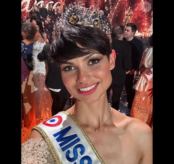 Eve Gilles est élue Miss France.