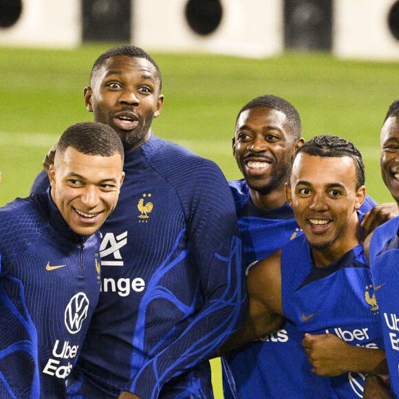 Une star des Bleus élue joueur le plus stylé de la planète

Jordan Veretout / Kylian Mbappé / Marcus Thuram / Ousmane Dembélé / Jules Koundé / Eduardo Camavinga - Entraînement de l'équipe de France de football, à l'avant-veille de la finale contre l'Argentine lors de la Coupe du Monde au Qatar. © JB Autissier/Panoramic/Bestimage