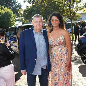 Pierre Ménès et sa femme Mélissa - Photocall de la cérémonie de clôture du 8ème Festival du Cinéma et Musique de Film de La Baule le 3 juillet 2022. © Rachid Bellak/bestimage
