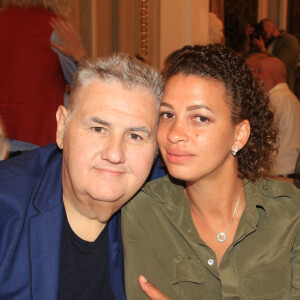 Exclusif - Pierre Ménès et sa femme Mélissa Acosta dînent avec des amies de Melissa à Paris le 27 juin 2020. © Philippe Baldini / Bestimage