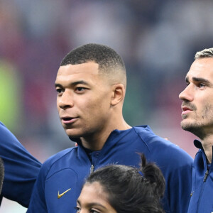 "Ce virus, qui n'était pas le Covid, fera passer l'ombre d'une paranoïa sur certains Bleus", raconte le journal sportif
 
Kylian Mbappé et Antoine Griezmann au match de football de quart de finale opposant la France à l'Angleterre lors de la coupe du Monde (FIFA 2022) au stade Al Bayt à Al Khor au Qatar, le 10 décembre 2022. La France a gagné 2-1. © Philippe Perusseau/Bestimage