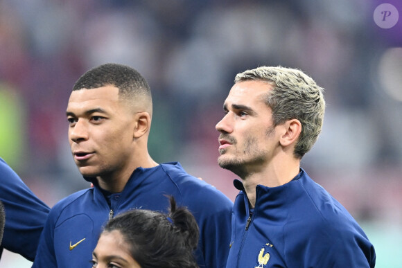 "Ce virus, qui n'était pas le Covid, fera passer l'ombre d'une paranoïa sur certains Bleus", raconte le journal sportif
 
Kylian Mbappé et Antoine Griezmann au match de football de quart de finale opposant la France à l'Angleterre lors de la coupe du Monde (FIFA 2022) au stade Al Bayt à Al Khor au Qatar, le 10 décembre 2022. La France a gagné 2-1. © Philippe Perusseau/Bestimage