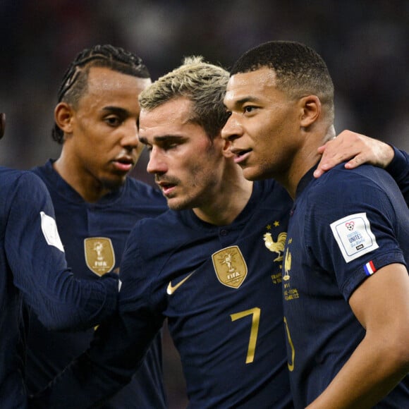 L'étrange virus qui a touché les Bleus
 
Antoine Griezmann, Ousmane Dembele, Kylian MBappe - Joie des joueurs français lors du match des 1/8emes de finale de la Coupe de Monde de Football "France vs Pologne (3-1)" à Doha au Qatar. © JB Autissier / Panoramic / Bestimage