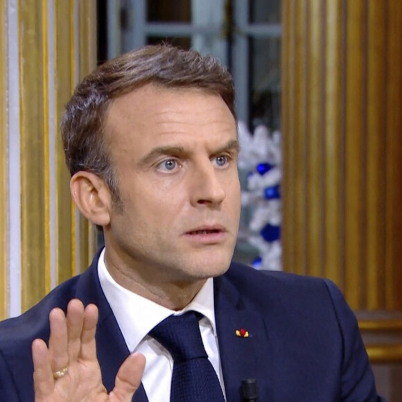 Captures d'écran - Le président Emmanuel Macron s'exprime lors de l'émission "C à vous" au palais de l'Elysée le lendemain de l'adoption de la loi Immigration. Paris, le 20 décembre 2023. © Jack Tribeca / Bestimage 