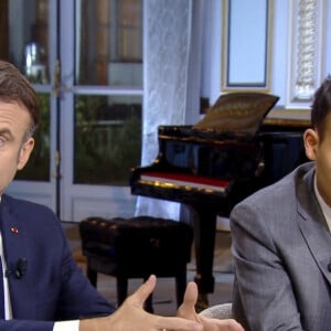 Captures d'écran - Anne-Élisabeth Lemoine - Mohamed Bouhafsi - Le président Emmanuel Macron s'exprime lors de l'émission "C à vous" au palais de l'Elysée le lendemain de l'adoption de la loi Immigration. Paris, le 20 décembre 2023. © Jack Tribeca / Bestimage 