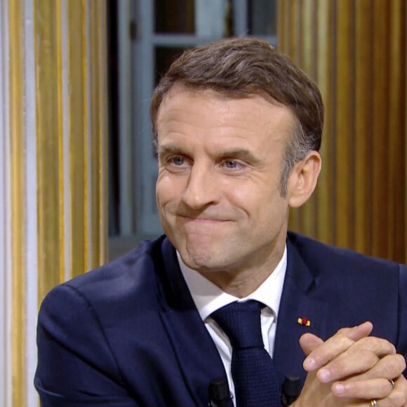 Captures d'écran - Le président Emmanuel Macron s'exprime lors de l'émission "C à vous" au palais de l'Elysée le lendemain de l'adoption de la loi Immigration. Paris, le 20 décembre 2023. © Jack Tribeca / Bestimage 