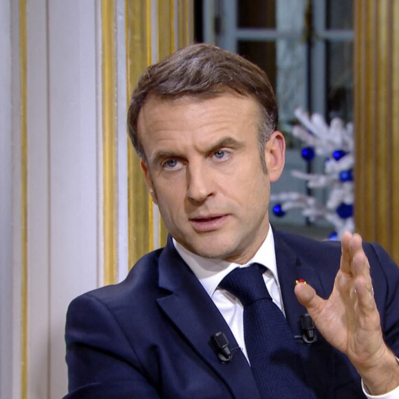Captures d'écran - Le président Emmanuel Macron s'exprime lors de l'émission "C à vous" au palais de l'Elysée le lendemain de l'adoption de la loi Immigration. Paris, le 20 décembre 2023. © Jack Tribeca / Bestimage 