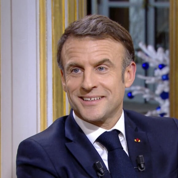 Captures d'écran - Le président Emmanuel Macron s'exprime lors de l'émission "C à vous" au palais de l'Elysée le lendemain de l'adoption de la loi Immigration. Paris, le 20 décembre 2023. © Jack Tribeca / Bestimage 