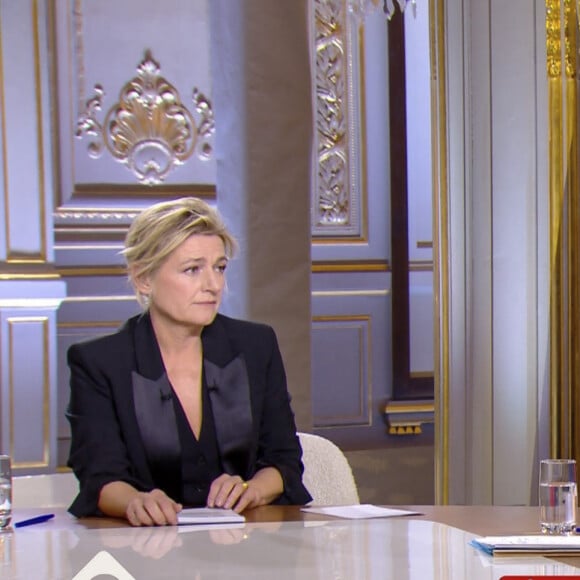 Captures d'écran - Anne-Élisabeth Lemoine - Mohamed Bouhafsi - Le président Emmanuel Macron s'exprime lors de l'émission "C à vous" au palais de l'Elysée le lendemain de l'adoption de la loi Immigration. Paris, le 20 décembre 2023. © Jack Tribeca / Bestimage 