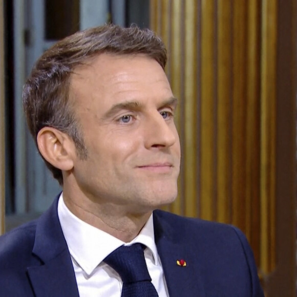 Captures d'écran - Le président Emmanuel Macron s'exprime lors de l'émission "C à vous" au palais de l'Elysée le lendemain de l'adoption de la loi Immigration. Paris, le 20 décembre 2023. © Jack Tribeca / Bestimage 