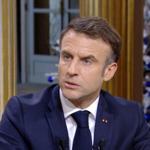 Captures d'écran - Le président Emmanuel Macron s'exprime lors de l'émission "C à vous" au palais de l'Elysée le lendemain de l'adoption de la loi Immigration. Paris, le 20 décembre 2023. © Jack Tribeca / Bestimage 