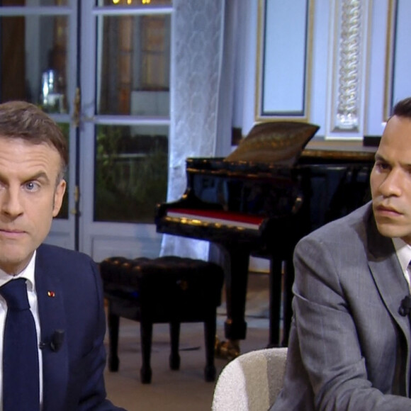 Captures d'écran - Anne-Élisabeth Lemoine - Mohamed Bouhafsi - Le président Emmanuel Macron s'exprime lors de l'émission "C à vous" au palais de l'Elysée le lendemain de l'adoption de la loi Immigration. Paris, le 20 décembre 2023. © Jack Tribeca / Bestimage 