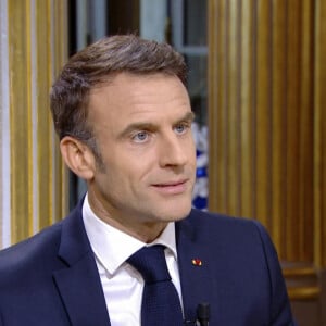 Captures d'écran - Le président Emmanuel Macron s'exprime lors de l'émission "C à vous" au palais de l'Elysée le lendemain de l'adoption de la loi Immigration. Paris, le 20 décembre 2023. © Jack Tribeca / Bestimage 