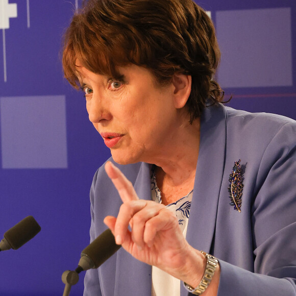 Exclusif - Roselyne Bachelot invitée de l'émission "Face aux territoires" présentée par C.Viguier dans les studios de TV5 Monde à Paris, France, le 17 mai 2023; © Coadic Guirec/Bestimage