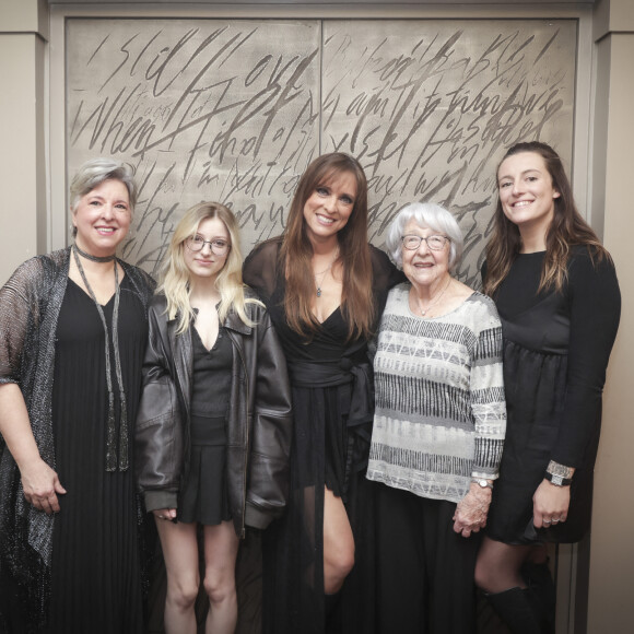 Sa soeur et sa maman étaient également présentes pour l'encourager.
Exclusif - Lynda Lemay entourée de sa soeur et de sa maman, et de ses filles Ruby et Jessie - Backstage du concert de L.Lemay à l'Olympia (son 63 ème), pour fêter la fin de sa série de 11 albums - Paris le 18/12/2023 - © Jack Tribeca / Bestimage 