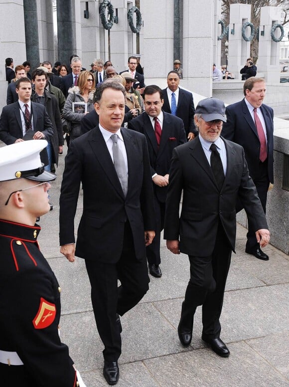 Steven Spielberg et Tom Hanks, à l'occasion de la cérémonie commémorative en mémoire aux soldats du Pacifique qui ont combattu pendant la Seconde Guerre Mondiale, à Washington, le 11 mars 2010.