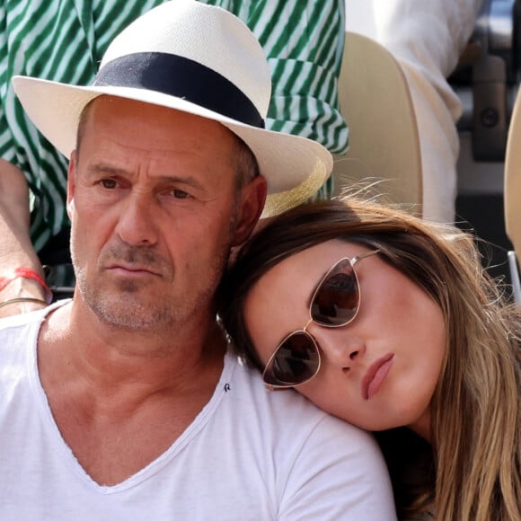 C'est une bien triste nouvelle qu'a annoncé Delphine Wespiser sur son compte Instagram. 
Roger Erhart et sa compagne Delphine Wespiser, Miss France 2012 - Célébrités dans les tribunes des internationaux de France de Roland Garros à Paris le 31 mai 2022. © Cyril Moreau - Dominique Jacovides/Bestimage