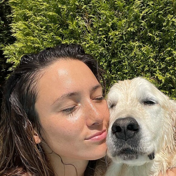 Sous plusieurs clichés au côté de cet être cher, elle remercie notamment son animal de compagnie de l'avoir si bien accompagnée au fil des ans. 
Delphine Wespiser et son chien Haïco.