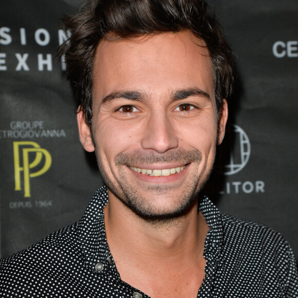 "J'ai conscience de la chance que j'ai d'exercer ce métier, que ça marche. Je ne suis pas blasé, je savoure. L'autre chose qui est effectivement essentielle dans ma vie, c'est mon entourage."
Bertrand Chameroy au vernissage de l'exposition "Vision by AG", au profit de l'association caritative CeKeDuBonheur, à la Piscine Molitor à Paris, le 30 novembre 2016. © Guirec Coadic/Bestimage 
