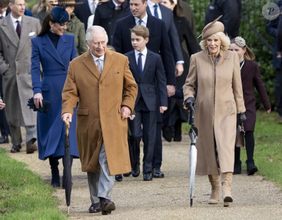 Le roi Charles III d'Angleterre et Camilla Parker Bowles, reine consort d'Angleterre, le prince William, prince de Galles, et Catherine (Kate) Middleton, princesse de Galles, avec leurs enfants le prince George de Galles, la princesse Charlotte de Galles et le prince Louis de Galles 25 décembre 2023.