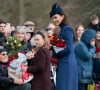 Elle en a aussi profité pour saluer les gens présents.
Catherine (Kate) Middleton, princesse de Galles, la princesse Charlotte de Galles, Mia Tindall - Les membres de la famille royale britannique lors de la messe du matin de Noël en l'église St-Mary Magdalene à Sandringham, le 25 décembre 2023. 