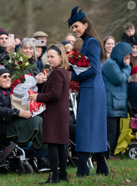 Elle en a aussi profité pour saluer les gens présents.
Catherine (Kate) Middleton, princesse de Galles, la princesse Charlotte de Galles, Mia Tindall - Les membres de la famille royale britannique lors de la messe du matin de Noël en l'église St-Mary Magdalene à Sandringham, le 25 décembre 2023. 