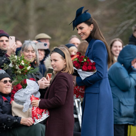 Elle en a aussi profité pour saluer les gens présents.
Catherine (Kate) Middleton, princesse de Galles, la princesse Charlotte de Galles, Mia Tindall - Les membres de la famille royale britannique lors de la messe du matin de Noël en l'église St-Mary Magdalene à Sandringham, le 25 décembre 2023. 