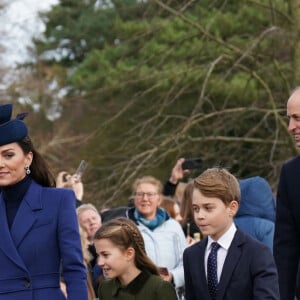 Avec le prince William et ses trois enfants, elle a fait le déplacement pour la messe de Noël.
Le prince William, prince de Galles, et Catherine (Kate) Middleton, princesse de Galles, avec leurs enfants le prince George de Galles, la princesse Charlotte de Galles et le prince Louis de Galles - 25 décembre 2023.