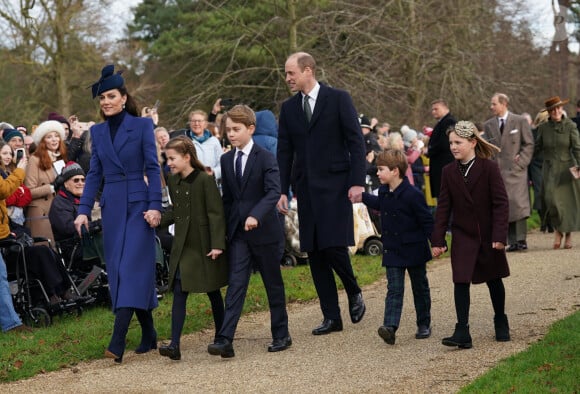 Avec le prince William et ses trois enfants, elle a fait le déplacement pour la messe de Noël.
Le prince William, prince de Galles, et Catherine (Kate) Middleton, princesse de Galles, avec leurs enfants le prince George de Galles, la princesse Charlotte de Galles et le prince Louis de Galles - 25 décembre 2023.