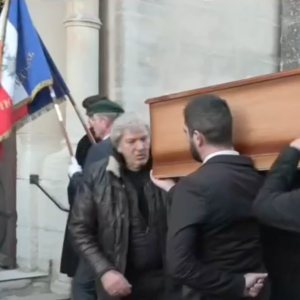 Obsèques de Guy Marchand: l'arrivée du cercueil de l'acteur et chanteur à l'église de Mollégès, dans les Bouches-du-Rhône