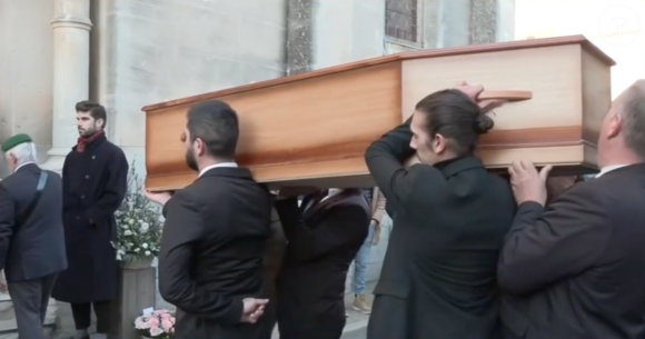 Obsèques de Guy Marchand: l'arrivée du cercueil de l'acteur et chanteur à l'église de Mollégès, dans les Bouches-du-Rhône