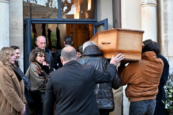 Béatrice Chatelier (ex femme de Guy Marchand) et Jules, fils de Guy Marchand (porte le cercueil) lors des obsèques de Guy Marchand en l'église Saint-Pierre-ès-Liens à Mollégès le 27 décembre 2023. 
