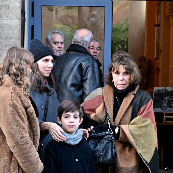 Ludivine, fille de Guy Marchand et sa mère Béatrice Chatelier (ex femme de Guy Marchand) lors des obsèques de Guy Marchand en l'église Saint-Pierre-ès-Liens à Mollégès le 27 décembre 2023. 