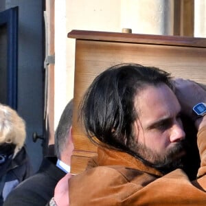 Jules, fils de Guy Marchand (porte le cercueil) lors des obsèques de Guy Marchand en l'église Saint-Pierre-ès-Liens à Mollégès le 27 décembre 2023. 