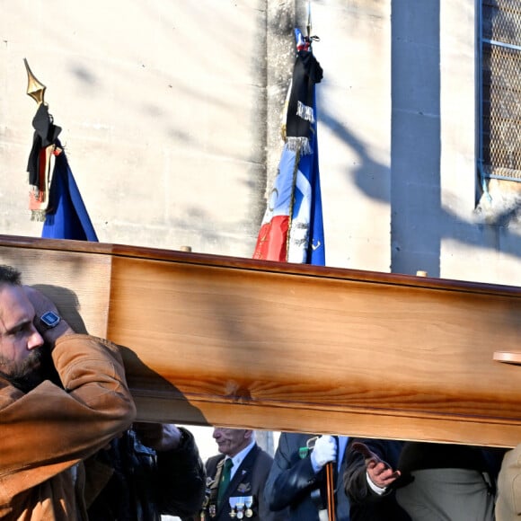 Jules, fils de Guy Marchand (porte le cercueil) lors des obsèques de Guy Marchand en l'église Saint-Pierre-ès-Liens à Mollégès le 27 décembre 2023. 