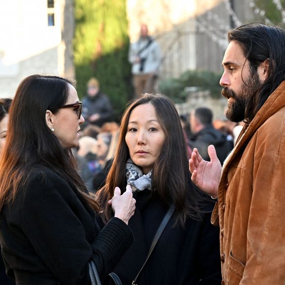 Adelina Khamaganova et Jules, fils de Guy Marchand lors des obsèques de Guy Marchand en l'église Saint-Pierre-ès-Liens à Mollégès le 27 décembre 2023. 