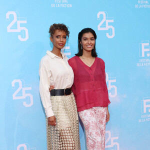 Sonia Rolland et Esther Rollande lors du photocall de la soirée de clôture de la 25ème édition du Festival de la fiction de la Rochelle, France, le 16 septembre 2023. © Denis Guignebourg/Bestimage 