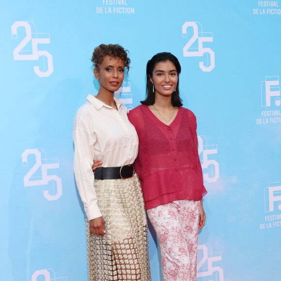 Sonia Rolland et Esther Rollande lors du photocall de la soirée de clôture de la 25ème édition du Festival de la fiction de la Rochelle, France, le 16 septembre 2023. © Denis Guignebourg/Bestimage 