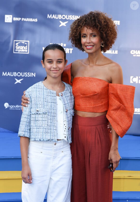 Sonia Rolland et sa fille Kahina qui joue aussi sa fille dans son film "Un destin inattendu" - Arrivées sur le tapis bleu de la 16ème édition du festival du film francophone de Angoulême le 24 août 2023. © Coadic Guirec / Bestimage 