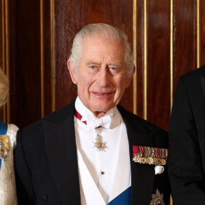 Parfois, elle est même plus proche de lui qu'il ne l'est de William ! 
La reine consort Camilla, le roi Charles III d'Angleterre, le prince William, prince de Galles, Catherine Kate Middleton, princesse de GallesLa famille royale du Royaume Uni lors d'une réception pour les corps diplomatiques au palais de Buckingham à Londres le 5 décembre 2023 