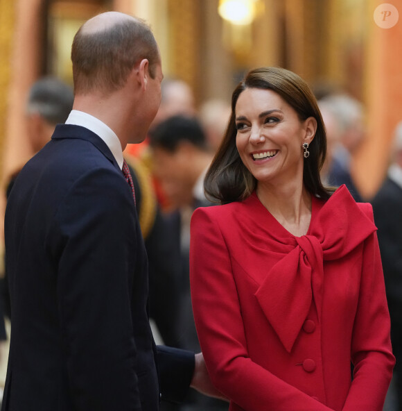 Le prince William, prince de Galles, et Catherine (Kate) Middleton, princesse de Galles, avec Choo Kyungho, vice-premier ministre coréen et Park Jin, ministre coréen des Affaires étrangères, regardent une exposition spéciale d'objets de la collection royale relative à la République de Corée dans la galerie de photos du palais de Buckingham à Londres, Royaume Uni, le 21 novembre 2023. 