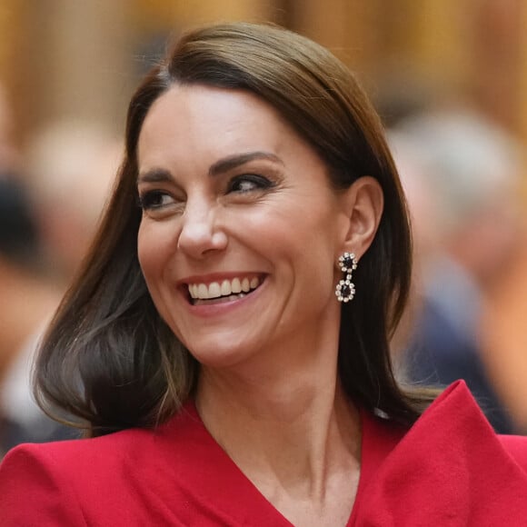 Kate Middleton est très proche du roi Charles. 
Le prince William, prince de Galles, et Catherine (Kate) Middleton, princesse de Galles, avec Choo Kyungho, vice-premier ministre coréen et Park Jin, ministre coréen des Affaires étrangères, regardent une exposition spéciale d'objets de la collection royale relative à la République de Corée dans la galerie de photos du palais de Buckingham à Londres, Royaume Uni. 