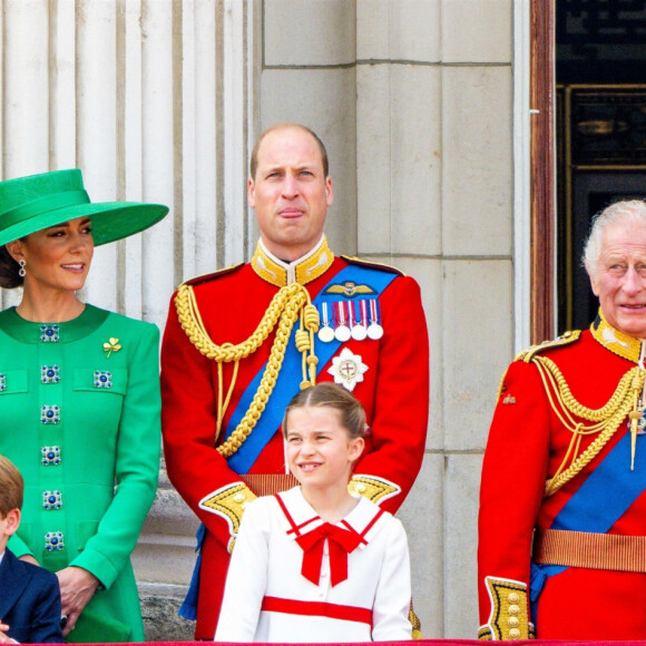 Et elle est toujours là pour assurer ses arrières. 
Le prince George, le prince Louis, la princesse Charlotte, Kate Catherine Middleton, princesse de Galles, le prince William de Galles, le roi Charles III, la reine consort Camilla Parker Bowles - La famille royale d'Angleterre sur le balcon du palais de Buckingham lors du défilé "Trooping the Colour" à Londres. Le 17 juin 2023 