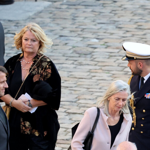 Le président Emmanuel Macron, Marina Carrère d'Encausse, Nathalie Carrère, Louis Edouard Carrère lors de l'hommage à Hélène Carrère d'Encausse aux Invalides à Paris le 3 octobre 2023. © Dominique Jacovides / Bestimage 