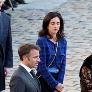 Le président Emmanuel Macron, Marina Carrère d'Encausse, Nathalie Carrère, Louis Edouard Carrère lors de l'hommage à Hélène Carrère d'Encausse aux Invalides à Paris le 3 octobre 2023. © Dominique Jacovides / Bestimage 