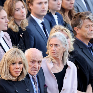 Louis Edouard Carrère avait épousé Hélène Carrère d'Encausse il y a 71 ans
Brigitte Macron, Louis Edouard Carrère, Nathalie Carrère, Marina Carrère d'Encausse, Emmanuel Carrère lors de l'hommage à Hélène Carrère d'Encausse aux Invalides à Paris le 3 octobre 2023. © Dominique Jacovides / Bestimage 